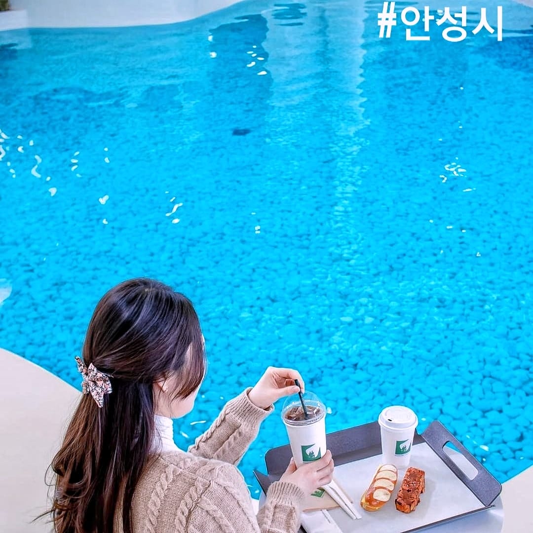 271740440 220477936947922 4565451434249010727 n 1 무대베이커리카페 Quán cà phê tone trắng sang chảnh