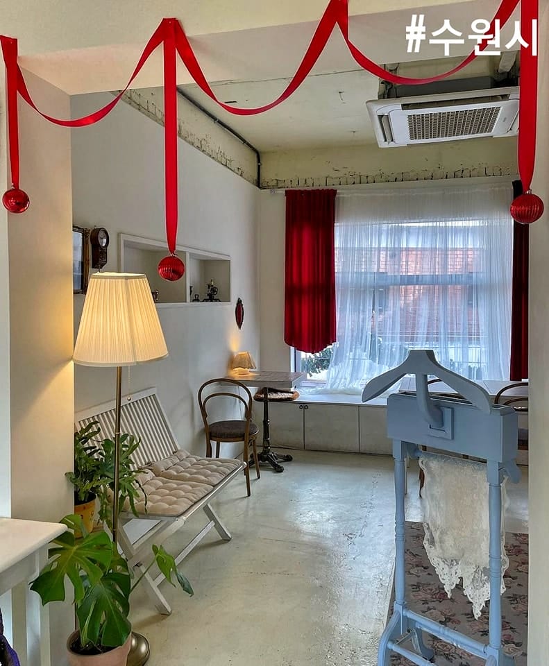 274300658 245651391097243 8614345982939733842 n 1 Quán cà phê vintage cực Âu giữa lòng Suwon
