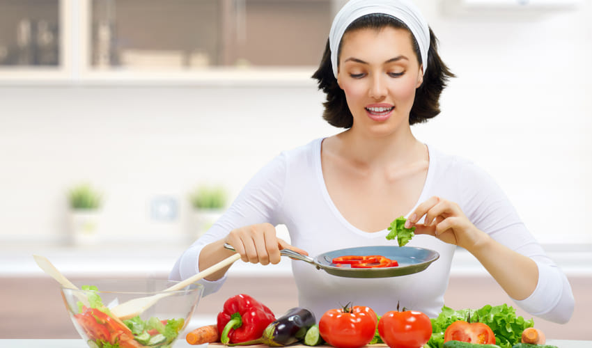 xây dựng khẩu phần ăn đủ chất giúp da được nuôi dưỡng từ sâu bên trong