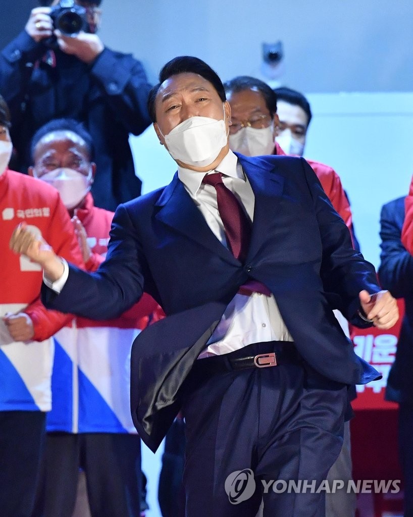 Hình ảnh thời trẻ của tân Tổng thống Hàn Quốc Yoon Suk yeol