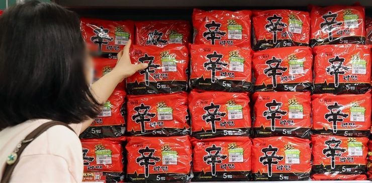 Một khách hàng chọn một gói mì ăn liền của Nongshim tại một cửa hàng tạp hóa ở Seoul vào ngày 29 tháng 7 năm 2021. Newsis